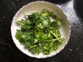 碗里铺上剩下的香菜。