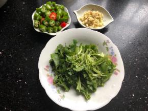 期间把香菜切段，姜切碎，辣椒️切圈备用！