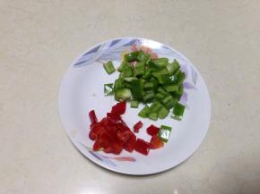 青、红椒洗净切成小丁，要小于藕丁