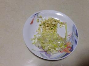 葱切碎、蒜切成碎粒