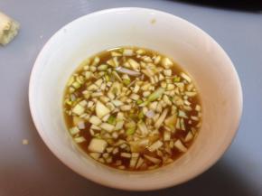 加入蒜碎混合搅拌均匀