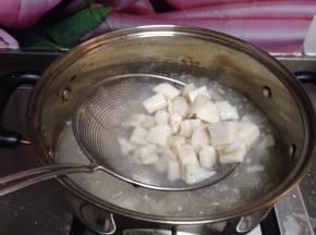 藕丁下入热水中焯至断生，捞出立刻入冷水过凉备用