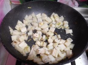 热锅凉油小火下入葱碎炒出香味，倒入藕丁炒匀