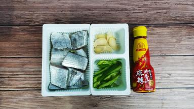 带鱼让店家处理好，洗干净用厨纸吸干水份；姜切片、尖椒切条、蒜切片备用。