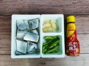 带鱼让店家处理好，洗干净用厨纸吸干水份；姜切片、尖椒切条、蒜切片备用。