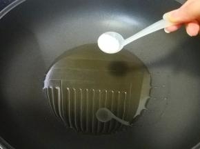 锅里热油，放入一量勺盐。