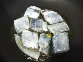 放入带鱼，让一面煎至熟透