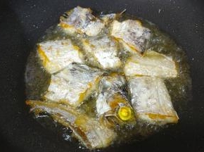 再翻面煎至熟悉。