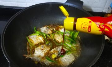倒入酱油、料酒、糖、豪吉川香汁。