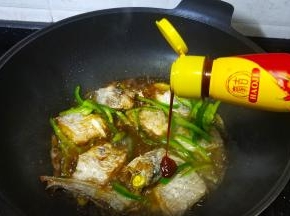 倒入酱油、料酒、糖、豪吉川香汁。