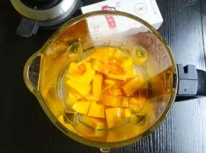 将清洗干净的黄小米、南瓜、水放入破壁机里