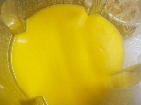 破壁机工作完成后，开盖将粥倒入碗里