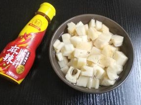 莲藕去皮洗干净切丁，蒜、姜切片，莲藕要过水三次，去除淀粉质