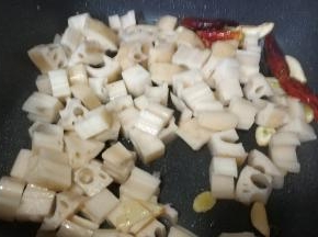 倒入沥干水分的藕丁翻炒均匀