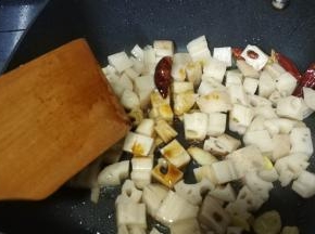 淋入1勺酱油、少许糖炒均匀