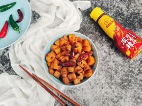 藕丁不用炒太长时间，口感才会爽口