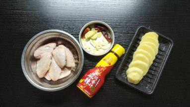 鸡翅洗净，表面划2刀；土豆切同等厚片；鸭血切块；青椒切丝；姜蒜切片。土豆用水浸泡一会，去淀粉质