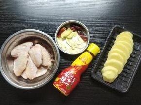 鸡翅洗净，表面划2刀；土豆切同等厚片；鸭血切块；青椒切丝；姜蒜切片。土豆用水浸泡一会，去淀粉质
