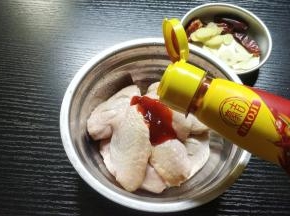 鸡翅用厨纸吸干水份，加入1勺豪吉川香汁、老干妈