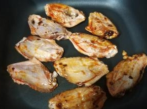 用不粘锅，开火放入鸡翅（不用放油）