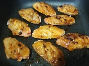 煎至一面金黄再翻面煎，煎好后盛出备用