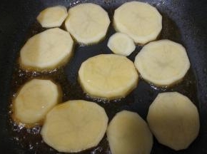 利用鸡翅煎出的油放入土豆片