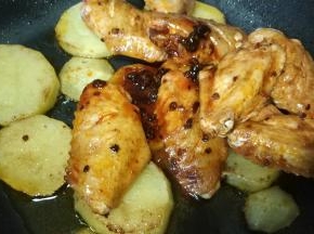 倒入鸡翅和腌鸡翅的汁翻炒均匀