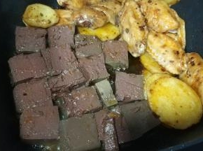 放入鸭血翻炒均匀