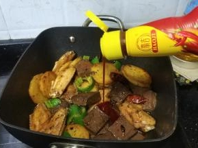 最后放入少许糖、1勺豪吉川香汁