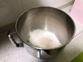 把除馅料以外的食材放入厨师机搅拌桶里，按照底层液体、中层粉类，上层酵母的顺序放好。