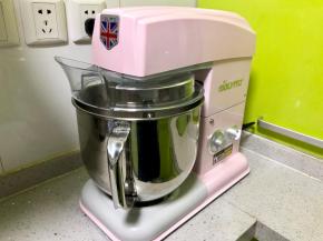 把搅拌桶卡入厨师机，先开1档把所有材料揉成团，再开4档把面团揉至扩展阶段。