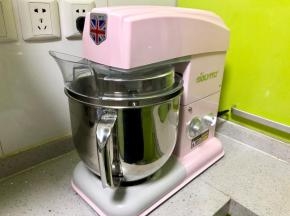 把搅拌桶卡入厨师机，先开1档把所有材料揉成团，再开4档把面团揉至扩展阶段。