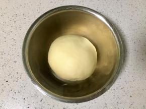 把面团放入干净的不锈钢盆里，盖好保鲜膜，放在温暖处发酵，建议温度28°，一个小时。