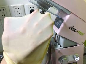 扩展阶段的面团的面筋已经扩展到了一定程度，面团表面较为光滑，可以拉出大片的薄膜，出现的破洞的边缘不太光滑有锯齿状，在制作普通面包的时候把面团揉到这样的程度就可以了。