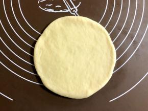 面团松弛好之后，擀成直径12cm左右的圆片。