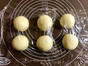 然后把面团分成6份，滚圆后，盖上保鲜膜松弛15分钟。这时候可以把豆沙馅揉成6个10g一个的小球备用。
