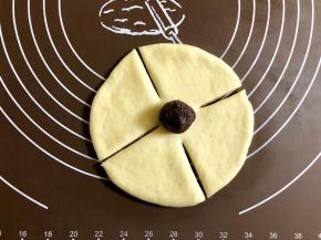 把豆沙馅放在中间；