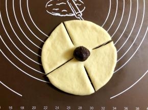 把豆沙馅放在中间；