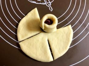 然后取其中一瓣面片把馅料裹住，捏紧接口处；