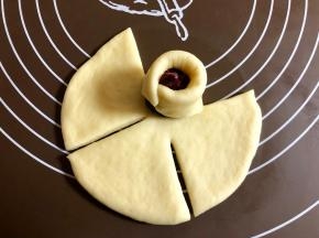 然后取其中一瓣面片把馅料裹住，捏紧接口处；