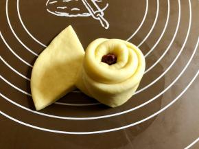 然后用同样的方法裹上第三瓣，捏紧接口处。