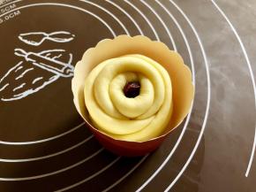 把做好的玫瑰花包放入纸杯中，主要起定型的作用。