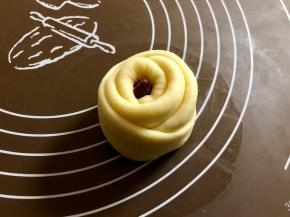 全部裹好，如果面片不够长，可以用擀面杖擀长后再裹，接口处一定要捏紧，否则二发的时候可能会裂开。