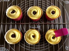 发好之后，在表面刷上鸡蛋液。