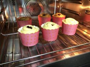 烤箱预热170°，然后把纸杯放入烤箱，转160°烤30分钟，注意观察上色情况，上色太深的话要加盖锡纸。