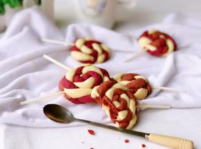 掰开一块儿，酥香可口。