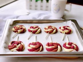 中途加盖锡纸以防上色，烤好取出后彻底晾凉。