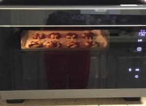 烤箱150度提前预热10分钟，选择器烘烤功能上下火，150度25分钟，结束后再焖10分钟。