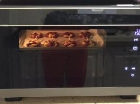 烤箱150度提前预热10分钟，选择器烘烤功能上下火，150度25分钟，结束后再焖10分钟。