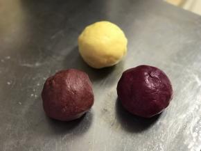 拌好的饼干面团应该是不粘手又很软的程度。